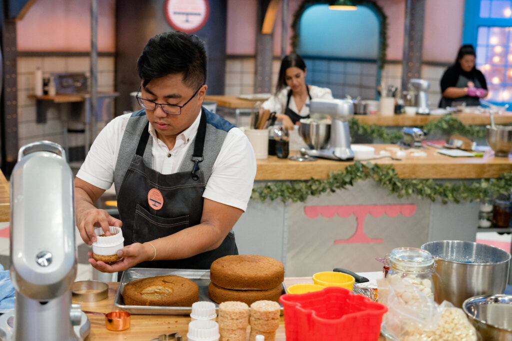 Cross Country Cake Off contestants bakes cake