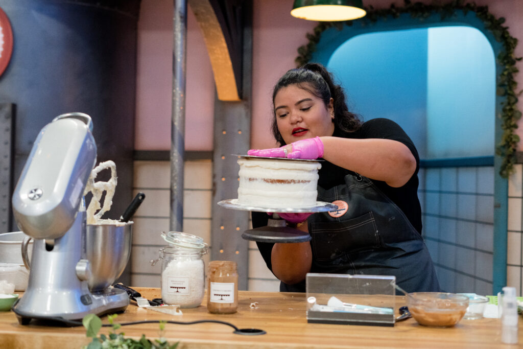 Cross Country Cake Off contestants bakes cake