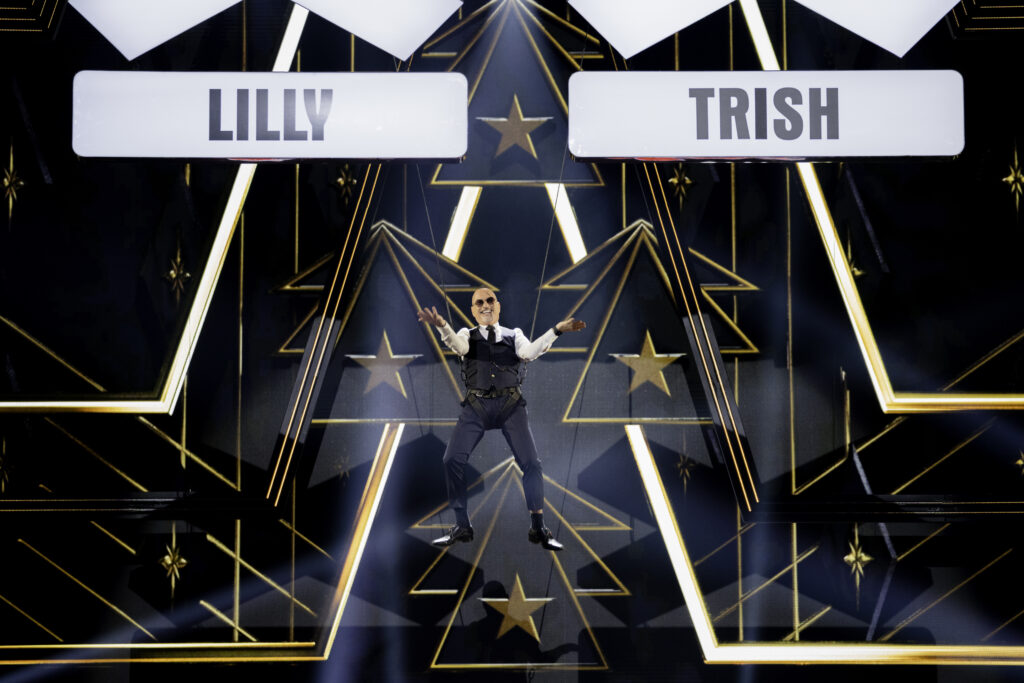 Howie Mendel comes down from ceiling on stage of Canadas Got Talent